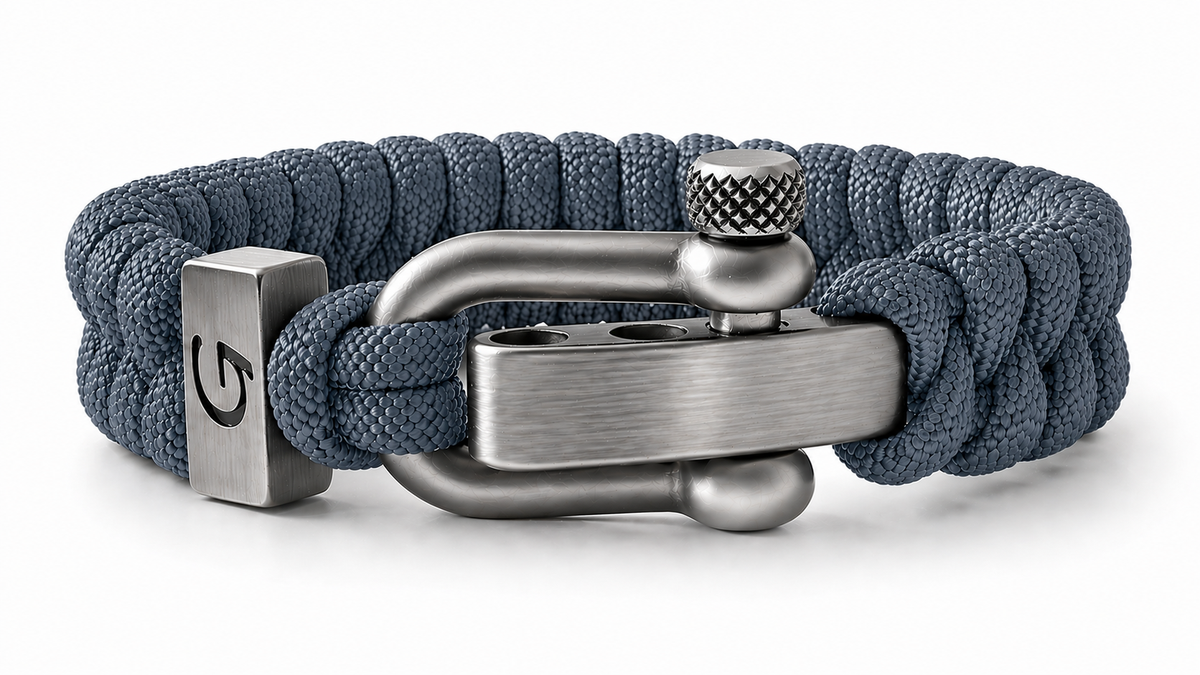 Elegance Classic D-shackle paracord armband in Graphite
